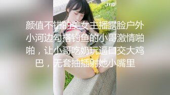 颜值不错的美女主播露脸户外小河边勾搭钓鱼的小哥激情啪啪，让小哥吃奶玩逼口交大鸡巴，无套抽插射她小嘴里